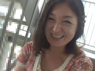 Middle-aged aziatisch stiefmoeder krijgt haar harig poesje geneukt totdat ze creampies