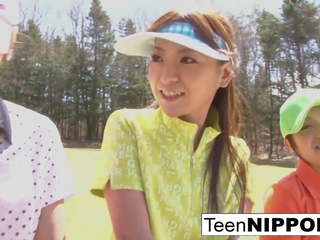 漂亮 亚洲人 青少年 女孩 玩 一 游戏 的 条 高尔夫球: 高清晰度 色情 0e
