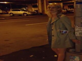 Een knipperende prostituee op de straat corner, seks film 50 | xhamster