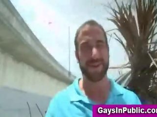 Exibicionista homossexual broche em público